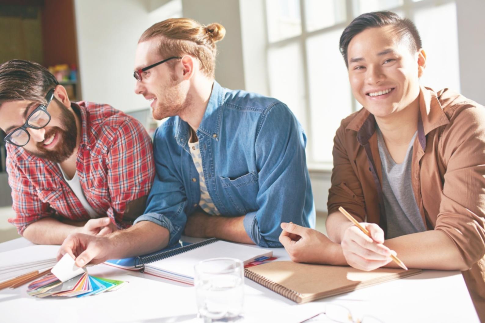 Profesionales analizando sistemas de seguridad financiera