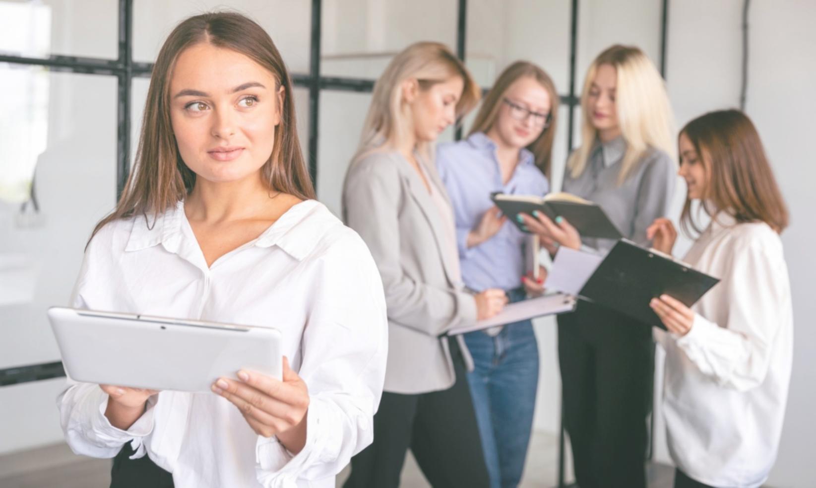 Reunión transparente del equipo de Fonterivolya con cliente